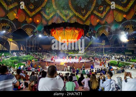 Dubaï, Émirats Arabes Unis - 4 novembre 2021 : célébration de Diwali, Festival des lumières à Expo2020.Représentation de danseurs et de groupes culturels issus du Banque D'Images