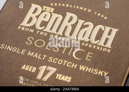 ÉDIMBOURG, ÉCOSSE - 10 DÉCEMBRE 2021 : boîte de whisky single malt BENRIACH de 17 ans, l'un des whiskys les plus célèbres d'Écosse. Banque D'Images