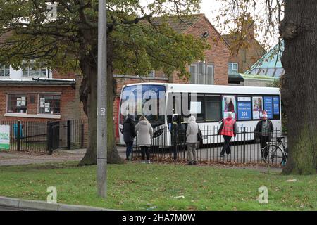 Colchester, Royaume-Uni.11th décembre 2021.Les gens visitent un bus de vaccination pour avoir leurs jabs et vaccins de rappel pour aider à protéger contre la propagation de la variante Omicron de Covid.Crédit : Eastern Views/Alamy Live News Banque D'Images