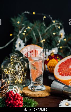 Boisson de Noël au cocon de pamplemousse dans un verre à grenaille à la décoration de Noël.Mise au point sélective Banque D'Images