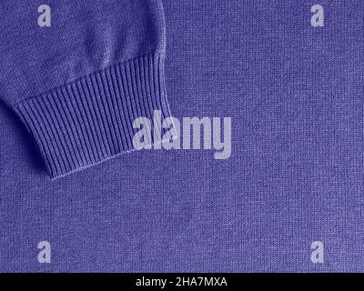 Chandail de couleur pourpre de l'année 2022 très péri.Couleur de démonstration de 2022 ans pour l'industrie de la mode et de l'habillement.Copier l'espace pour le texte ou la conception Banque D'Images