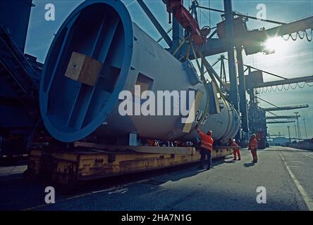 Composante de l'usine lourde, tube de chaudière, soulevée à bord d'un navire à conteneurs au terminal de conteneurs Eurogate dans le port de Hambourg, en Allemagne. Banque D'Images