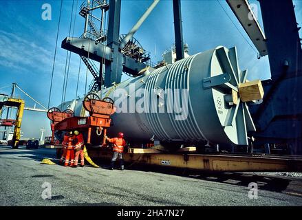 Composante de l'usine lourde, tube de chaudière, soulevée à bord d'un navire à conteneurs au terminal de conteneurs Eurogate dans le port de Hambourg, en Allemagne. Banque D'Images