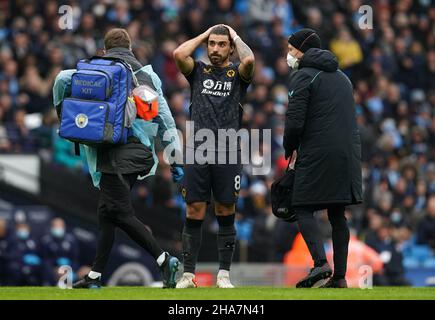 Ruben Neves de Wolverhampton Wanderers après avoir reçu un traitement après un choc de têtes avec Max Kilman (non représenté) lors du match de la Premier League au Etihad Stadium, Manchester.Date de la photo: Samedi 11 décembre 2021. Banque D'Images