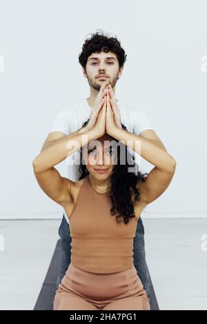 Homme et femme faisant ensemble des exercices de yoga de famille asana fitness Banque D'Images