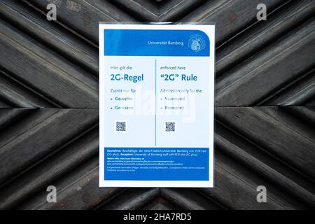 Bamberg, Allemagne.11th décembre 2021.Sur une porte d'un bâtiment de l'Université de Bamberg, la règle de 2G est indiquée.Credit: Nicolas Armer/dpa/Alay Live News Banque D'Images