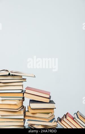 piles de livres anciens pour l'apprentissage dans la bibliothèque sur fond blanc Banque D'Images