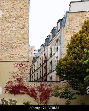 Paris, France - novembre 15th 2021 : vue de la place Juliette Dodu dans une cour d'habitation. Banque D'Images