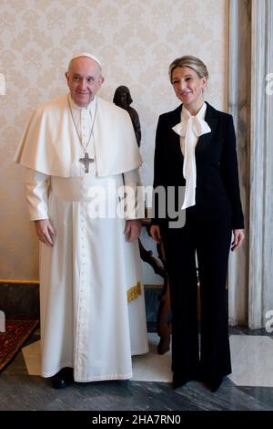 Vatican, Vatican.11th décembre 2021.Italie, Rome, Vatican, 2021/12/11.Le pape François reçoit Mme Yolanda Díaz Pérez, deuxième vice-présidente du Gouvernement et ministre du travail et de l'économie sociale de l'Espagne au Vatican. Photo de la presse catholique et des médias du Vatican.LIMITÉ À UNE UTILISATION ÉDITORIALE - PAS DE MARKETING - PAS DE CAMPAGNES PUBLICITAIRES.Crédit : Agence photo indépendante/Alamy Live News Banque D'Images