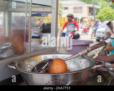 Leticia, Colombie- sept, 2017: Femme cuisine dans la rue dans la petite ville sur la rive de l'Amazone, Amazonie, Amérique du Sud Banque D'Images