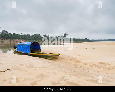 Amazonie. Amérique latine. Sep, 2017: Bateau sur la plage de sable d'Amazone pendant la basse saison d'eau. Amazonie. Amérique latine Banque D'Images