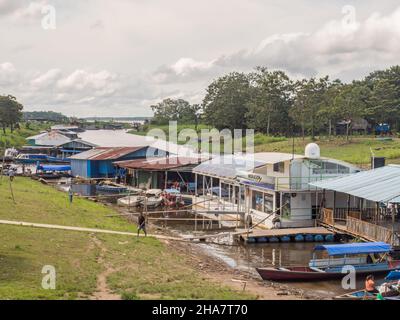 Leticia, Brésil - Déc, 2017: Port de l'Amazone à Leticia, pendant la basse saison des eaux.Fronteras Tres.Trois frontières.Amazonie.Amérique du Sud. Banque D'Images