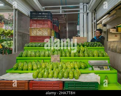 Bogota, Colombie - septembre 2017 : énorme avocat sur la place du marché de Paloquemao, Bogota, Colombie Amérique latine Banque D'Images