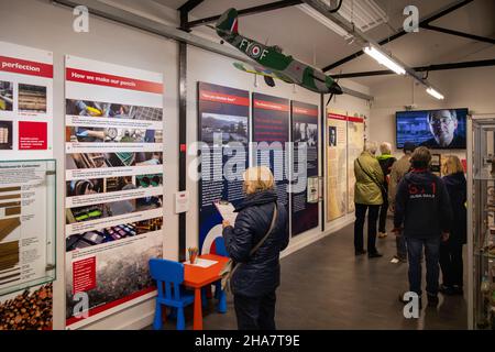 Royaume-Uni, Cumbria, Allerdale, Keswick, Southey Works,Visiteurs au Derwent Pencil Museum Banque D'Images