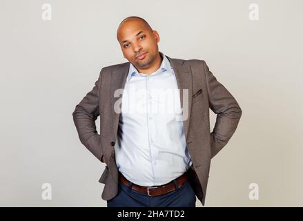 L'homme afro-américain a mis ses mains à la taille. A mis ses mains o Banque D'Images