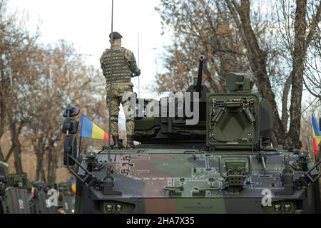 Bucarest, Roumanie - 1 décembre 2021 : des soldats de l'armée roumaine sur des véhicules blindés Piranha V se préparent pour le défilé militaire de la fête nationale roumaine. Banque D'Images