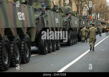 Bucarest, Roumanie - 1 décembre 2021 : des soldats de l'armée roumaine sur des véhicules blindés Piranha V se préparent pour le défilé militaire de la fête nationale roumaine. Banque D'Images