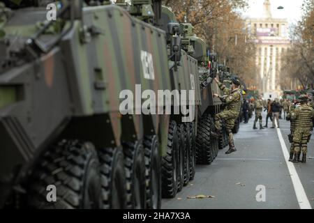 Bucarest, Roumanie - 1 décembre 2021 : des soldats de l'armée roumaine sur des véhicules blindés Piranha V se préparent pour le défilé militaire de la fête nationale roumaine. Banque D'Images