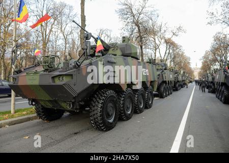 Bucarest, Roumanie - 1 décembre 2021 : des soldats de l'armée roumaine sur des véhicules blindés Piranha V se préparent pour le défilé militaire de la fête nationale roumaine. Banque D'Images