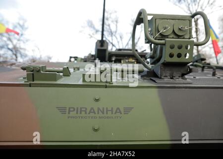 Bucarest, Roumanie - 1 décembre 2021 : des soldats de l'armée roumaine sur des véhicules blindés Piranha V se préparent pour le défilé militaire de la fête nationale roumaine. Banque D'Images