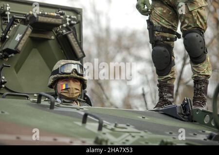 Bucarest, Roumanie - 1 décembre 2021 : des soldats de l'armée roumaine sur des véhicules blindés Piranha V se préparent pour le défilé militaire de la fête nationale roumaine. Banque D'Images