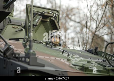 Bucarest, Roumanie - 1 décembre 2021 : des soldats de l'armée roumaine sur des véhicules blindés Piranha V se préparent pour le défilé militaire de la fête nationale roumaine. Banque D'Images