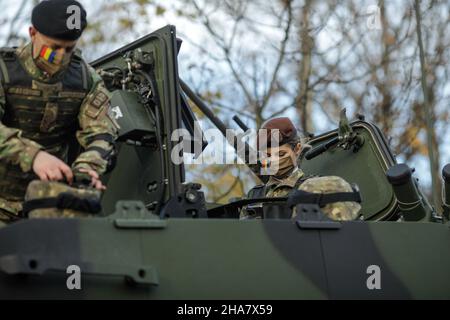 Bucarest, Roumanie - 1 décembre 2021 : des soldats de l'armée roumaine sur des véhicules blindés Piranha V se préparent pour le défilé militaire de la fête nationale roumaine. Banque D'Images