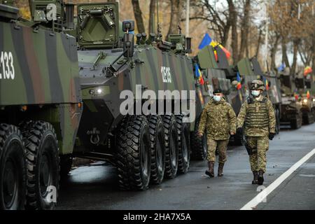 Bucarest, Roumanie - 1 décembre 2021 : des soldats de l'armée roumaine sur des véhicules blindés Piranha V se préparent pour le défilé militaire de la fête nationale roumaine. Banque D'Images