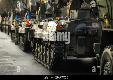 BUCAREST, ROUMANIE - 1 décembre 2021 : véhicule blindé de combat MLI 84 M, lors du défilé militaire de la fête nationale roumaine passe sous l'Arc de Triomphe Banque D'Images