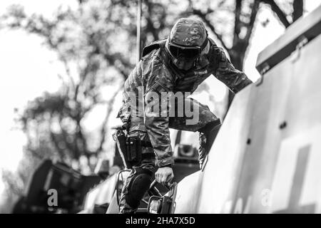 Bucarest, Roumanie - 1 décembre 2021 : des soldats de l'armée roumaine sur des véhicules blindés Piranha V se préparent pour le défilé militaire de la fête nationale roumaine. Banque D'Images