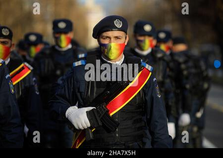 Bucarest, Roumanie - 1 décembre 2021 : les jandrmi roumains se préparent au défilé militaire de la journée nationale roumaine. Banque D'Images