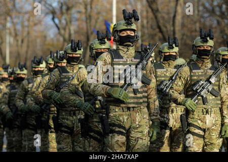 Bucarest, Roumanie - 1 décembre 2021 : les soldats des forces spéciales de l'armée roumaine se préparent au défilé militaire de la journée nationale roumaine. Banque D'Images