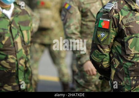 Bucarest, Roumanie - 01 décembre 2021 : détails avec le drapeau et l'uniforme d'un officier portugais au défilé militaire de la fête nationale roumaine. Banque D'Images