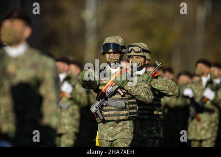 Bucarest, Roumanie - 1 décembre 2021 : les soldats de l'armée roumaine défilent pendant le défilé militaire de la journée nationale roumaine. Banque D'Images