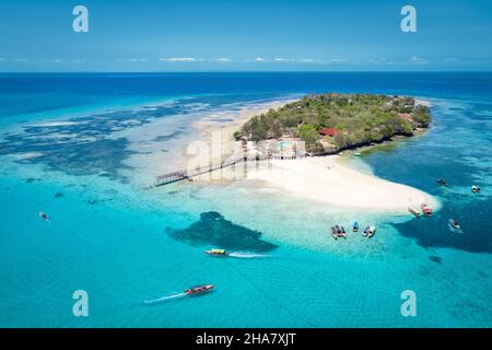 Vue aérienne de prison Island, Zanzibar, Tanzanie, près de Stone Town, avec plage et bateaux environnants.Image en tons. Banque D'Images