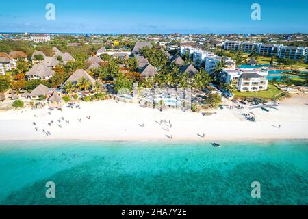 Vue aérienne de la plage de Nungwi à Zanzibar, Tanzanie avec station de luxe et eaux turquoise de l'océan.Image en tons. Banque D'Images