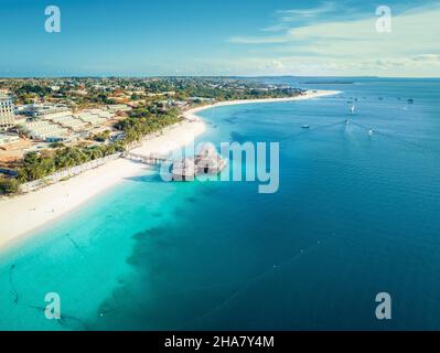 Vue aérienne de la plage de Kendwa à Zanzibar, Tanzanie avec station de luxe et eaux turquoise de l'océan.Image en tons. Banque D'Images