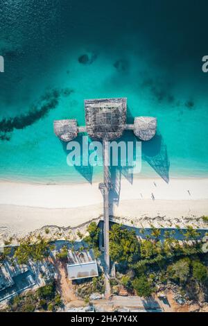 Vue aérienne de la plage de Kendwa à Zanzibar, Tanzanie avec station de luxe et eaux turquoise de l'océan.Image en tons. Banque D'Images