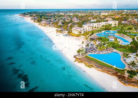 Vue aérienne de la plage de Nungwi à Zanzibar, Tanzanie avec station de luxe et eaux turquoise de l'océan.Image en tons. Banque D'Images