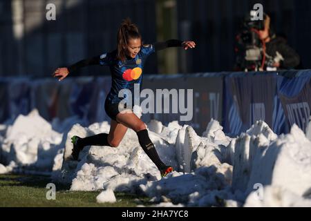 Suning Centre, Milan, Italie, 11 décembre 2021,ELIN Landstrom (FC Internazionale) quitte le terrain tombant dans la neige pendant Inter - FC Internazionale vs US Sassuolo - football italien Serie A Women Match Banque D'Images