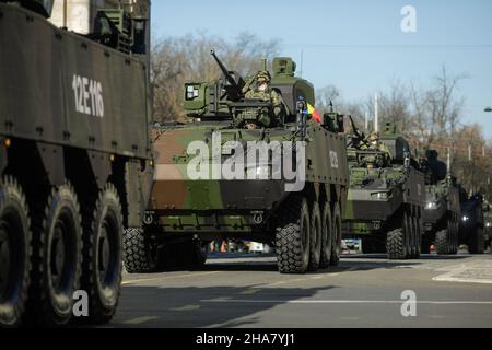 Bucarest, Roumanie - 1 décembre 2021 : des soldats de l'armée roumaine sur des véhicules blindés Piranha V se préparent pour le défilé militaire de la fête nationale roumaine. Banque D'Images