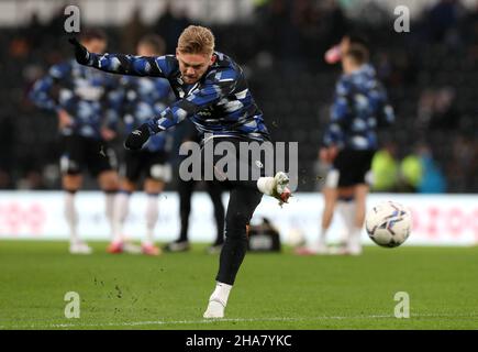 Kamil Jozwiak, du comté de Derby, s'échauffe avant le match du championnat Sky Bet au stade Pride Park, Derby.Date de la photo: Samedi 11 décembre 2021. Banque D'Images