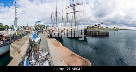 Helsingoer : sculpture en acier poli Han (HE), Kulturhavn Kronborg, port, voiliers, château de Kronborg,À Helsingoer, en Zélande, à Sealand, à Sjaelland, en D. Banque D'Images