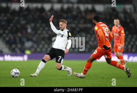 Kamil Jozwiak du comté de Derby (à gauche) et Keshi Anderson de Blackpool en action pendant le match de championnat Sky Bet au stade Pride Park, Derby.Date de la photo: Samedi 11 décembre 2021. Banque D'Images