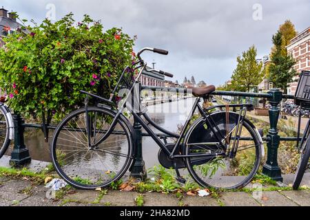 AMSTERDAM, PAYS-BAS - 9 NOVEMBRE 2019 : vieux vélo noir Banque D'Images