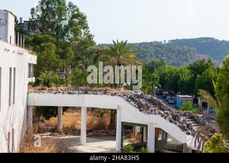 Camyuva, Turquie - 08.30. 2021: Vue extérieure de l'hôtel abandonné Eco Dream Club dans le village turc de kemer avec des escaliers Banque D'Images