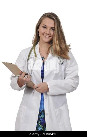 Caucasien belle jeune femme médecin dans un blouse de laboratoire tenant un dossier de patient Banque D'Images