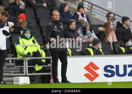 MILTON KEYNES, GBR.DÉCEMBRE 11TH.Liam Manning, directeur de la division dons de Milton Keynes, lors de la première moitié du match de la Sky Bet League 1 entre MK Dons et Oxford United au stade MK, Milton Keynes, le samedi 11th décembre 2021.(Credit: John Cripps | MI News) Credit: MI News & Sport /Alay Live News Banque D'Images