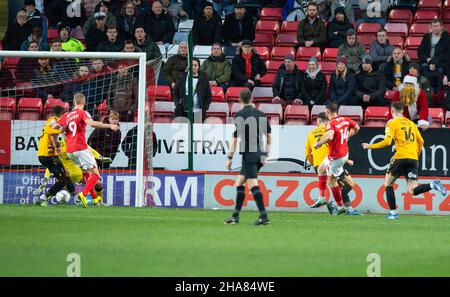 Londres, Royaume-Uni.11th décembre 2021.Conor Washington de Charlton Athletic (14) marque le but d'ouverture lors du match Sky Bet League 1 entre Charlton Athletic et Cambridge United à la Valley, Londres, Angleterre, le 11 décembre 2021.Photo d'Alan Stanford/Prime Media Images.Crédit : Prime Media Images/Alamy Live News Banque D'Images