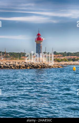 SAINT-TROPEZ, FRANCE - 16 AOÛT : phare emblématique du port de Saint-Tropez, Côte d'Azur, France, 16 août 2019. L'écrit indique « no nee Banque D'Images